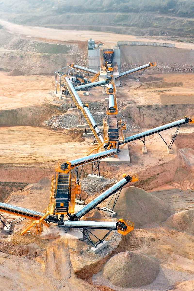 stationary crushing plant on worksite